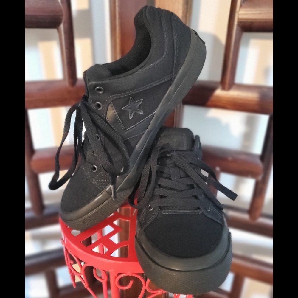 Black on Black convers (Men 7/Women 8.5)